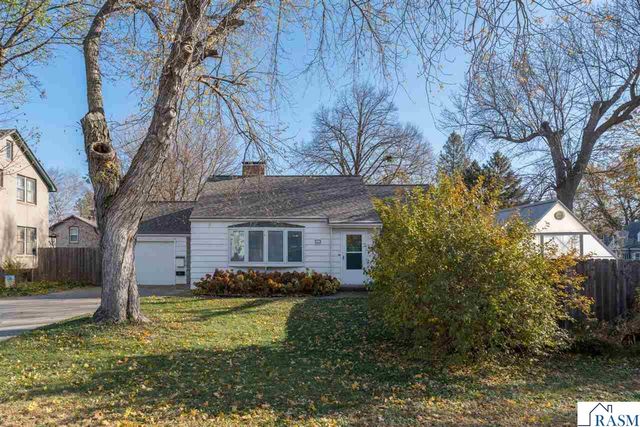 825 Carney Avenue, Mankato, MN 56001