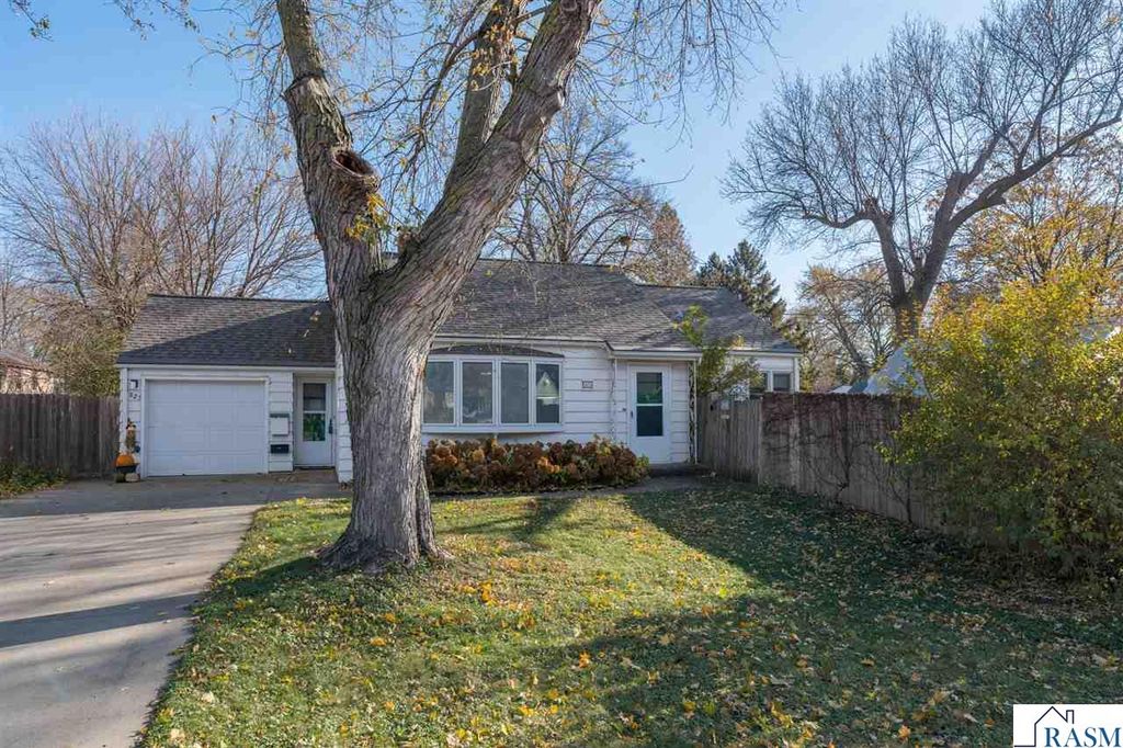 825 Carney Avenue, Mankato, MN 56001