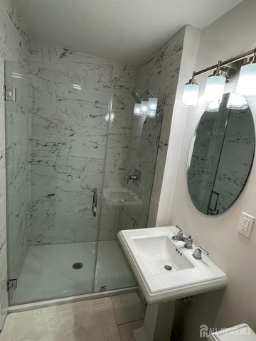 8 vauxhall Road, East Brunswick, NJ 08816