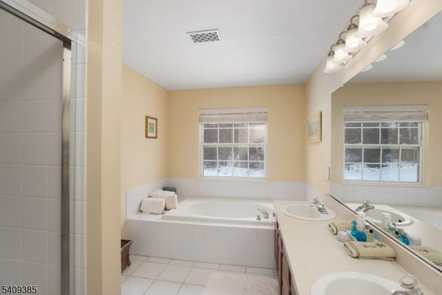 112 Wallace Ct, Green Brook Twp., NJ 08812