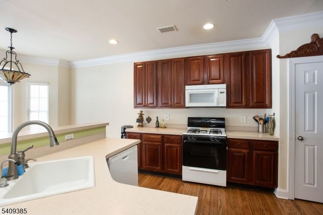 112 Wallace Ct, Green Brook Twp., NJ 08812