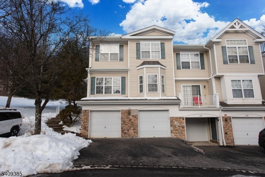 112 Wallace Ct, Green Brook Twp., NJ 08812