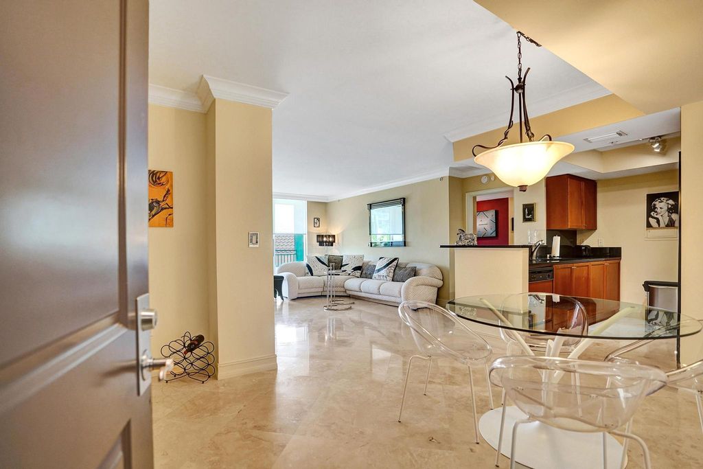 Image 18 of property listing at 99 SE Mizner Boulevard 802, Boca Raton, FL 33432