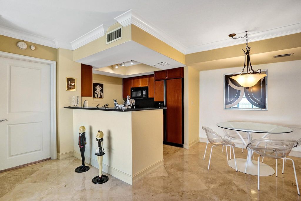 Image 20 of property listing at 99 SE Mizner Boulevard 802, Boca Raton, FL 33432