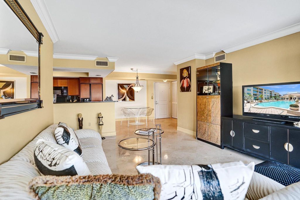 Image 25 of property listing at 99 SE Mizner Boulevard 802, Boca Raton, FL 33432