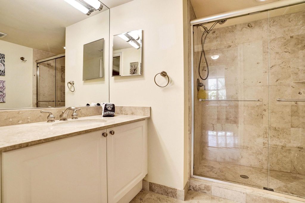 Image 28 of property listing at 99 SE Mizner Boulevard 802, Boca Raton, FL 33432