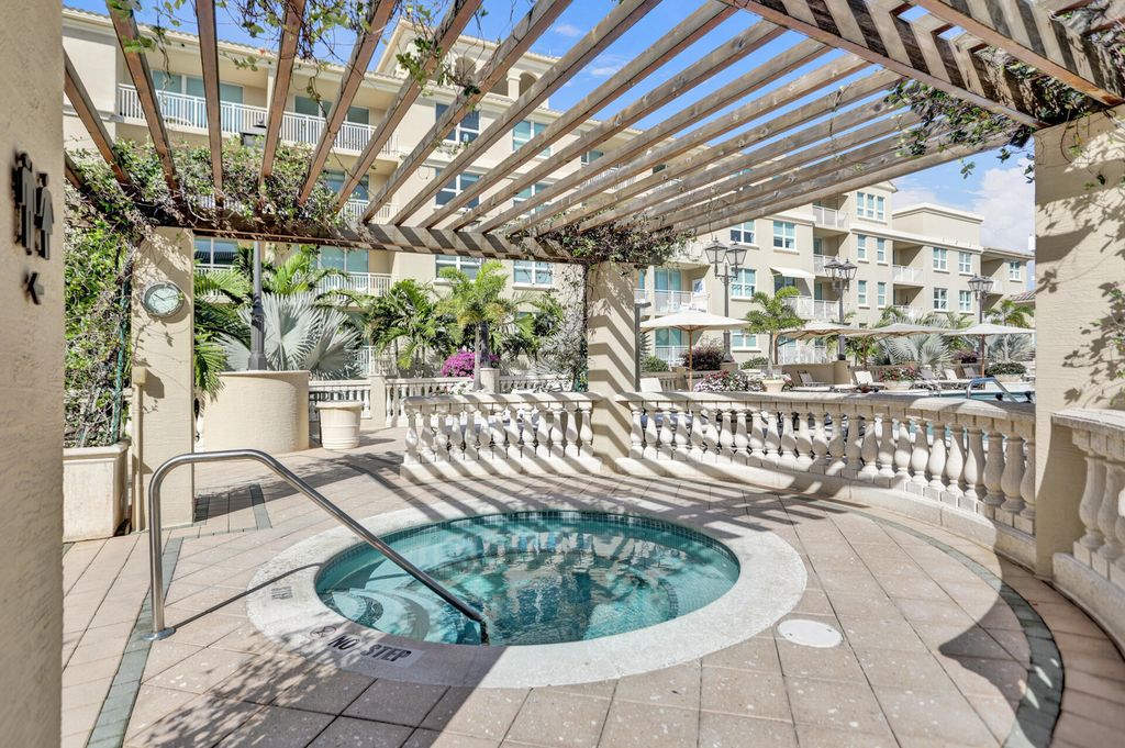 Image 7 of property listing at 99 SE Mizner Boulevard 802, Boca Raton, FL 33432