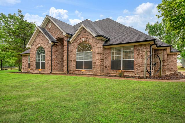 2735 Meadow Lane, Reno, TX 75462
