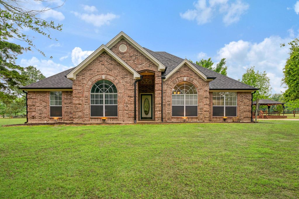 2735 Meadow Lane, Reno, TX 75462