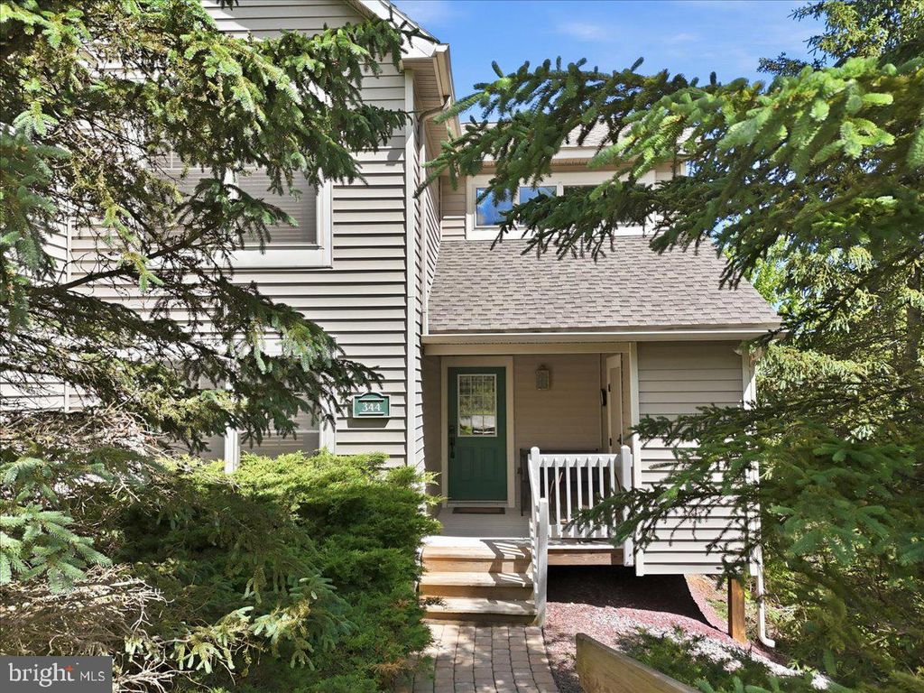 Image 1 of property listing at 344 HEMLOCK LN, Tannersville, PA 18372