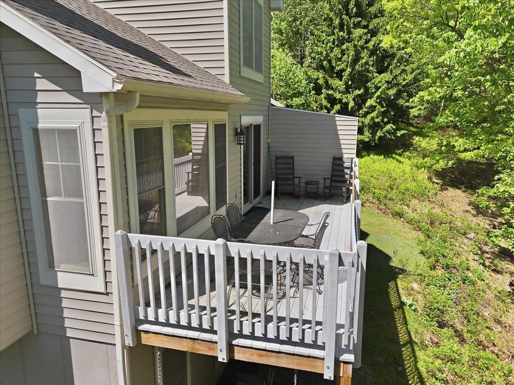 Image 16 of property listing at 344 HEMLOCK LN, Tannersville, PA 18372