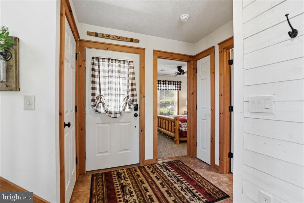 Image 5 of property listing at 344 HEMLOCK LN, Tannersville, PA 18372