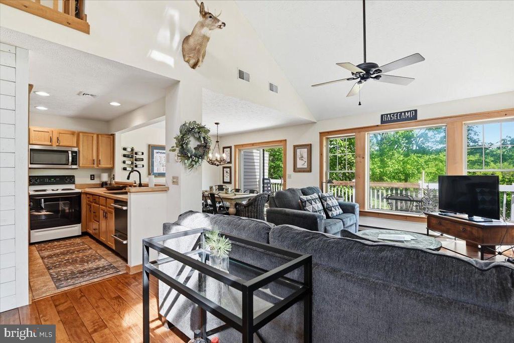 Image 7 of property listing at 344 HEMLOCK LN, Tannersville, PA 18372