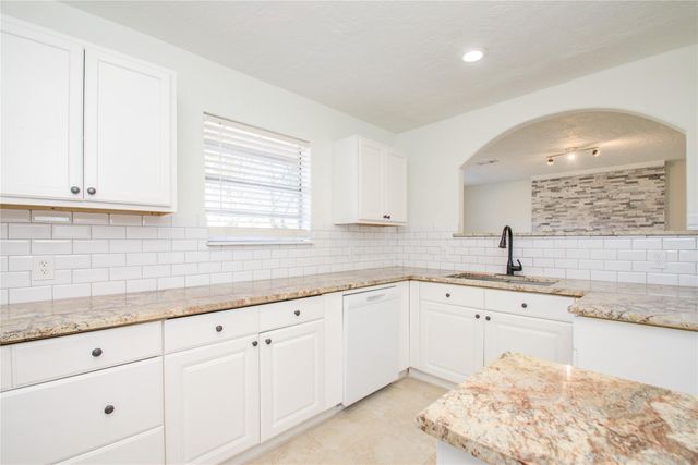 47 Blue Lake Drive, Huffman, TX 77336