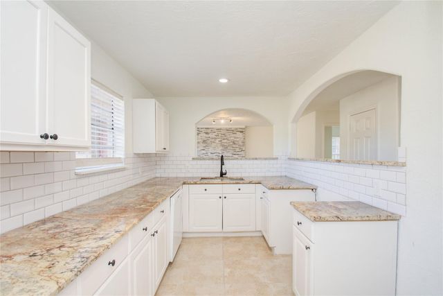 47 Blue Lake Drive, Huffman, TX 77336