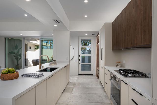 80 Lakeview Drive, Palm Springs, CA 92264