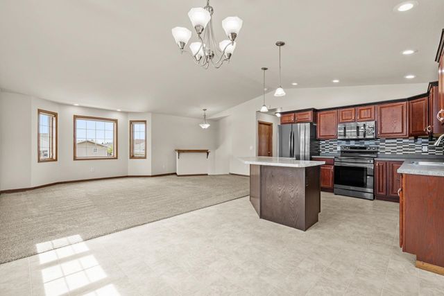 405 22ND ST SW, Minot, ND 58701