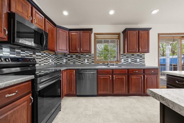 405 22ND ST SW, Minot, ND 58701