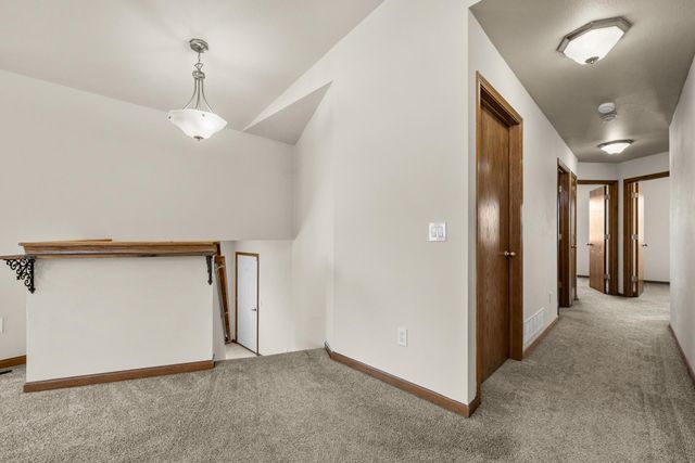 405 22ND ST SW, Minot, ND 58701