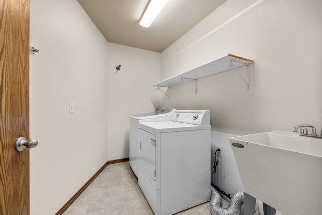 405 22ND ST SW, Minot, ND 58701
