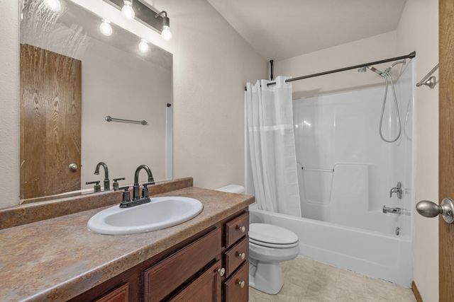 405 22ND ST SW, Minot, ND 58701