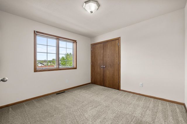 405 22ND ST SW, Minot, ND 58701