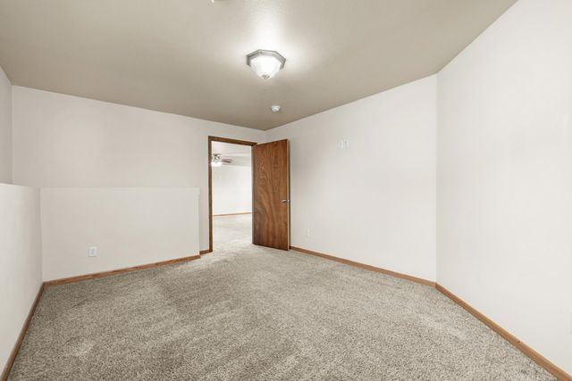 405 22ND ST SW, Minot, ND 58701