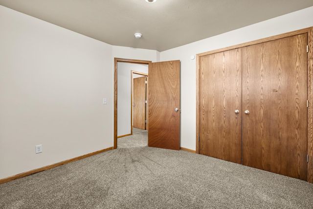 405 22ND ST SW, Minot, ND 58701