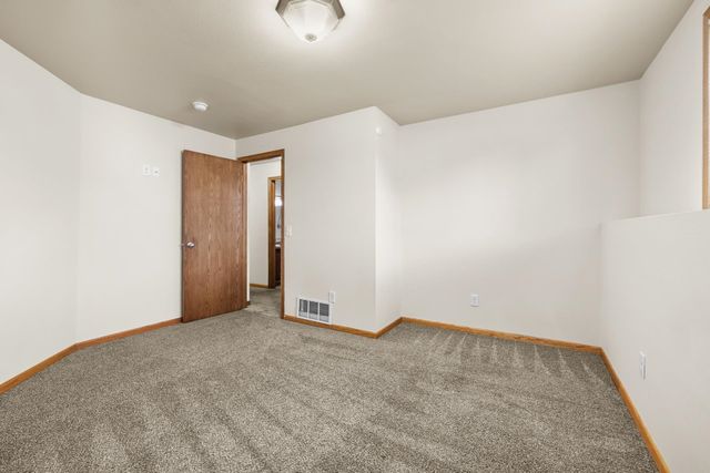 405 22ND ST SW, Minot, ND 58701