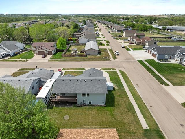 405 22ND ST SW, Minot, ND 58701