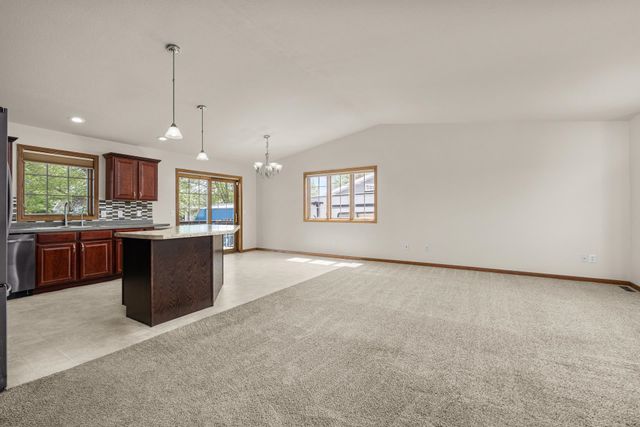 405 22ND ST SW, Minot, ND 58701