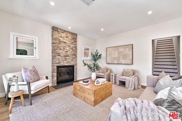 916 S Victoria Avenue, Los Angeles, CA 90019