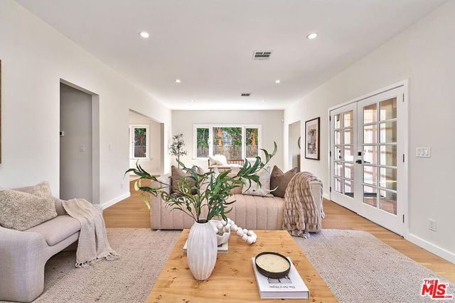 916 S Victoria Avenue, Los Angeles, CA 90019