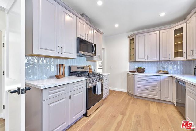 916 S Victoria Avenue, Los Angeles, CA 90019