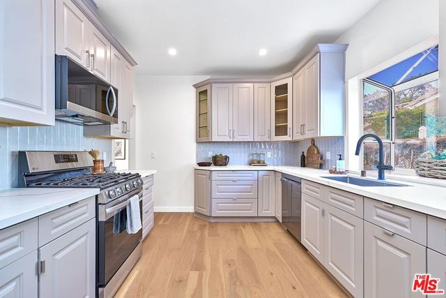 916 S Victoria Avenue, Los Angeles, CA 90019
