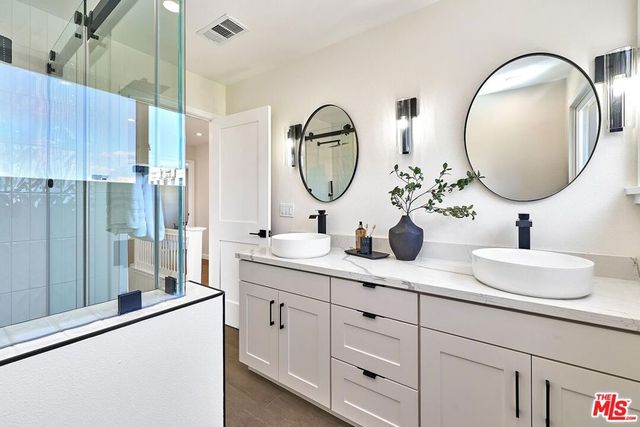 916 S Victoria Avenue, Los Angeles, CA 90019