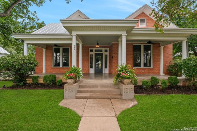 509 W Austin St, Fredericksburg, TX 78624