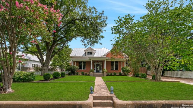 509 W Austin St, Fredericksburg, TX 78624