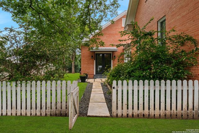 509 W Austin St, Fredericksburg, TX 78624