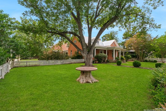 509 W Austin St, Fredericksburg, TX 78624