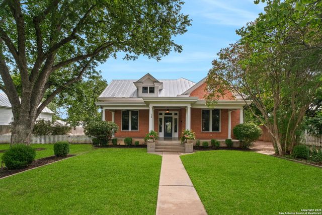 509 W Austin St, Fredericksburg, TX 78624