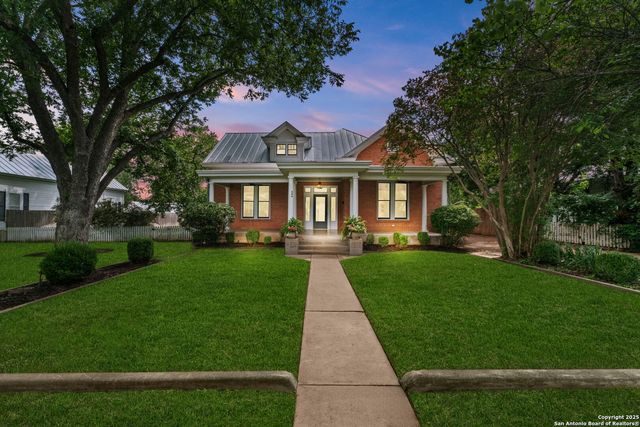 509 W Austin St, Fredericksburg, TX 78624