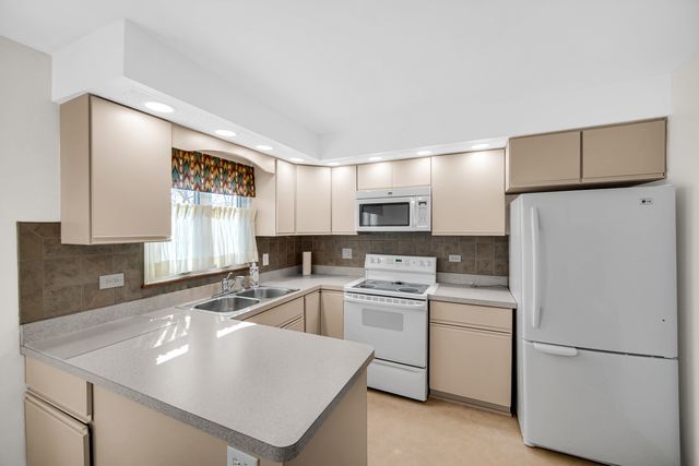 10336 S Pulaski Road 202, Oak Lawn, IL 60453