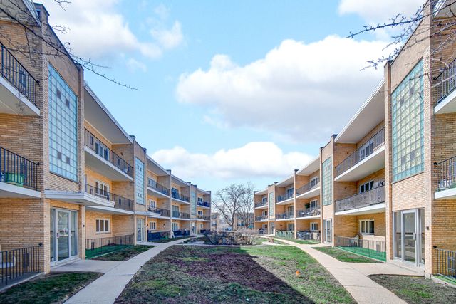 10336 S Pulaski Road 202, Oak Lawn, IL 60453