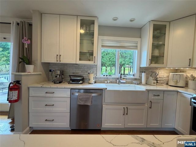31 Clinton Lane, Wayne, NJ 07470