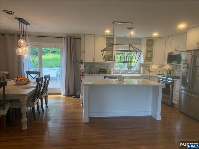 31 Clinton Lane, Wayne, NJ 07470