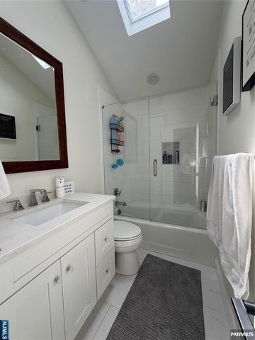 31 Clinton Lane, Wayne, NJ 07470