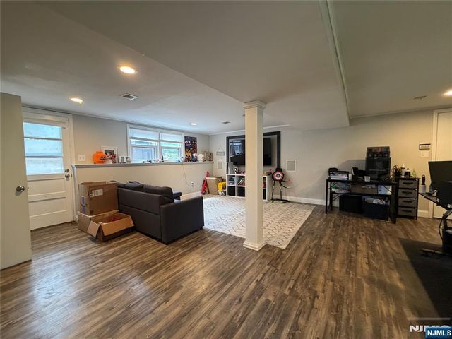 31 Clinton Lane, Wayne, NJ 07470