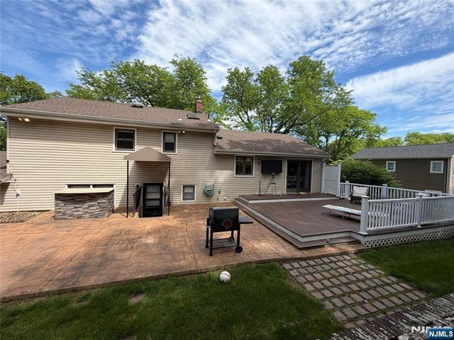 31 Clinton Lane, Wayne, NJ 07470