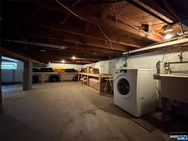 31 Clinton Lane, Wayne, NJ 07470